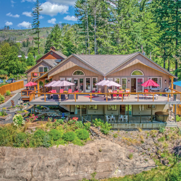 Exterior view of a rustic modern lodge in Oregon built by Mike Riddle Construction