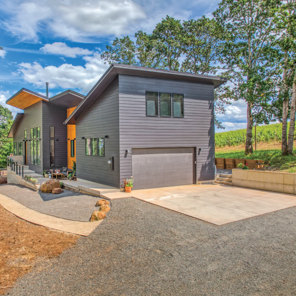 Driveway view of home in Oregon's wine country built by Mike Riddle Construction